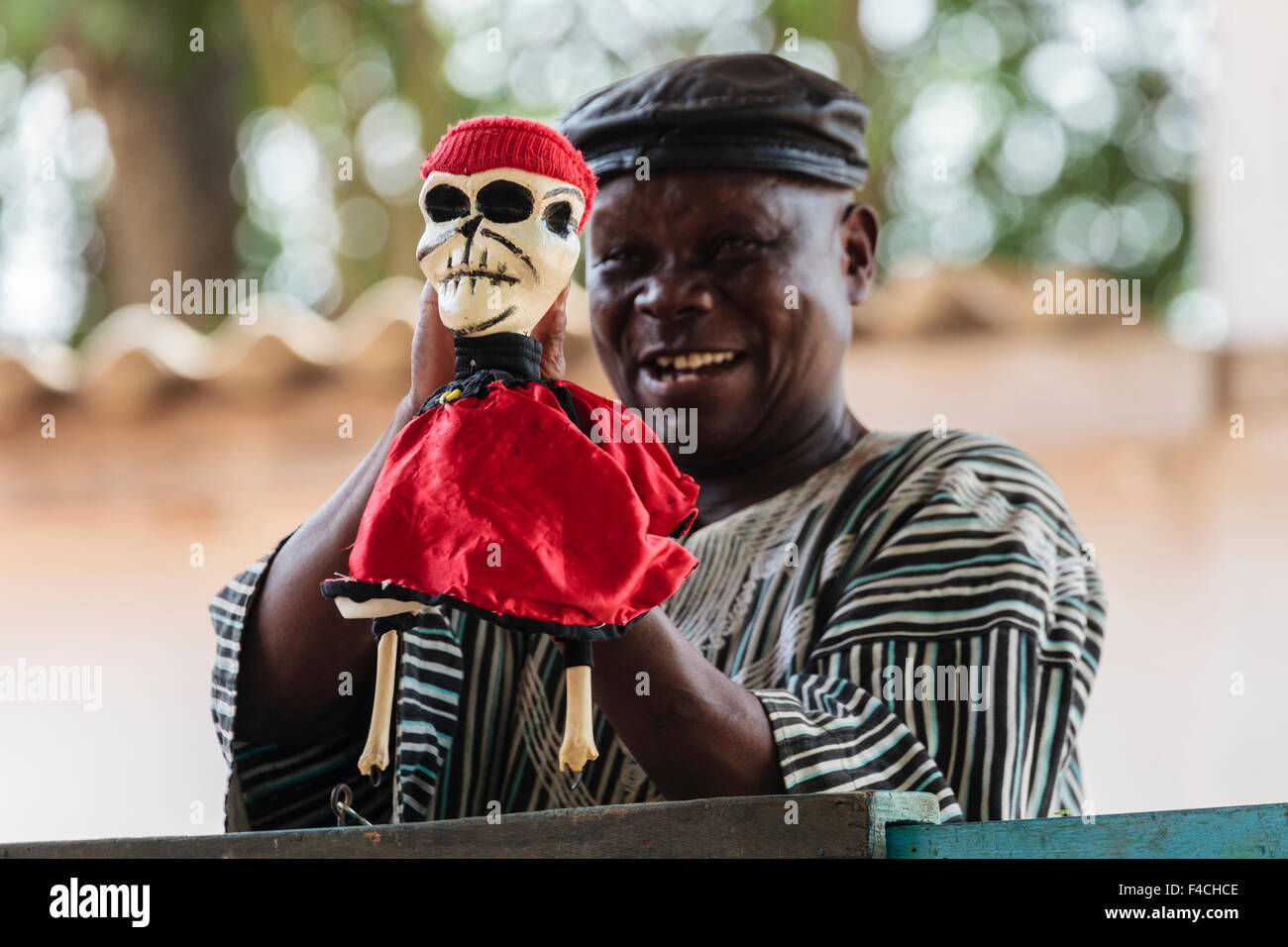 Afrika, Westafrika, Togo, Lome. Puppenspieler Kanlanfei Danaye mit seiner Firma Marionetten du Togo durchführen. Stockfoto