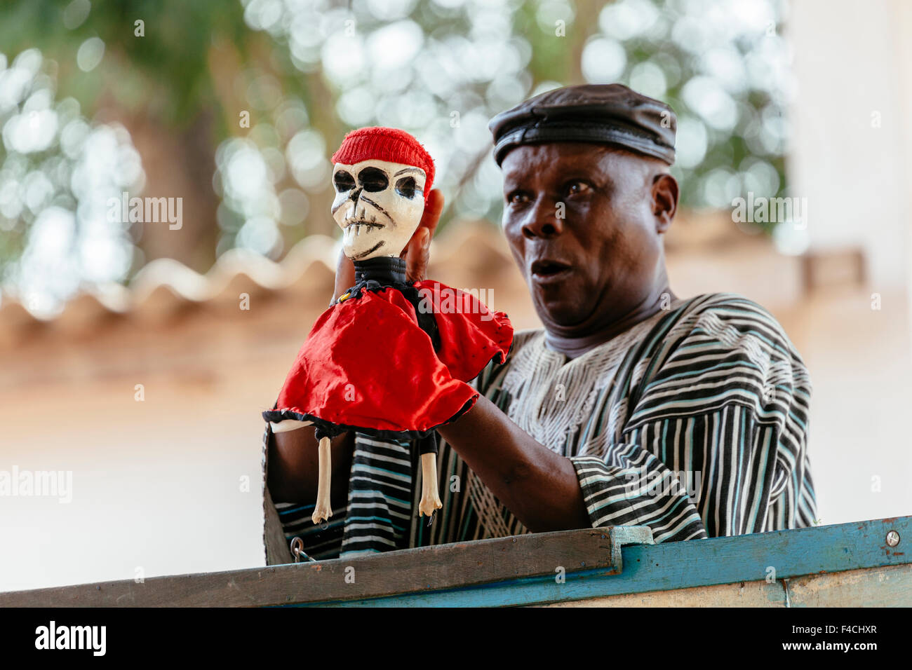 Afrika, Westafrika, Togo, Lome. Puppenspieler Kanlanfei Danaye mit seiner Firma Marionetten du Togo durchführen. Stockfoto