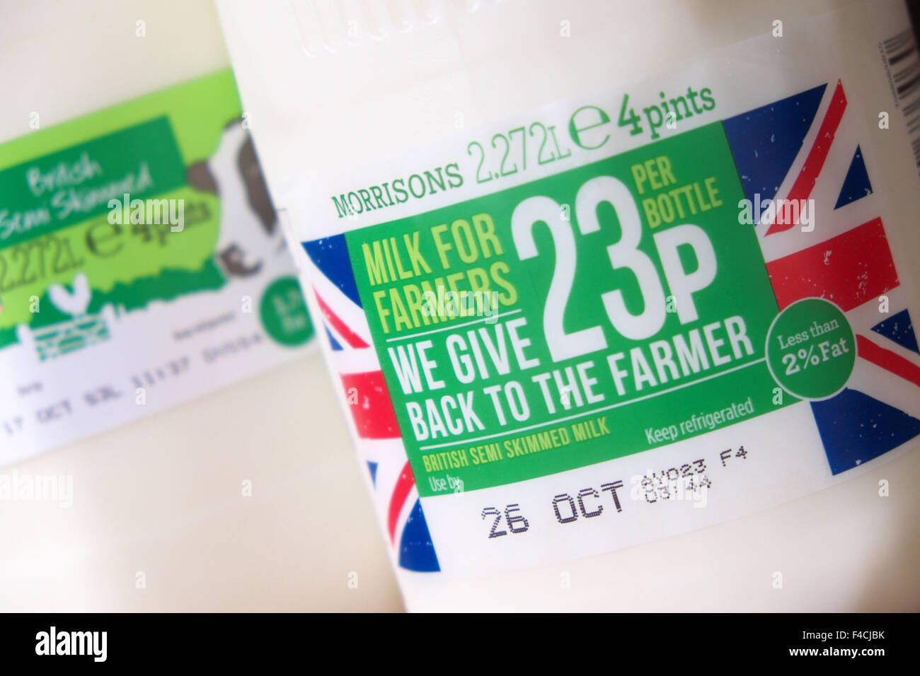 VEREINIGTES KÖNIGREICH. 16. Oktober 2015 - Safeway-Supermarkt haben jetzt ihre eigenen Markenprodukt "Milk For Farmers" eingeführt. Die Verbraucher können eine zusätzliche 23 Pence für eine 4 Bier Flasche bezahlen Zahlen £1. 12p insgesamt. Die zusätzliche 23p wird direkt für den Milchsektor von Morrisons zurückgegeben werden. Käufer können wenn sie es wünschen das exakte gleiche Produkt bei Morrisons für nur 89 p mit kein Geld für den Milchsektor zurückgegeben wird kaufen. Stockfoto