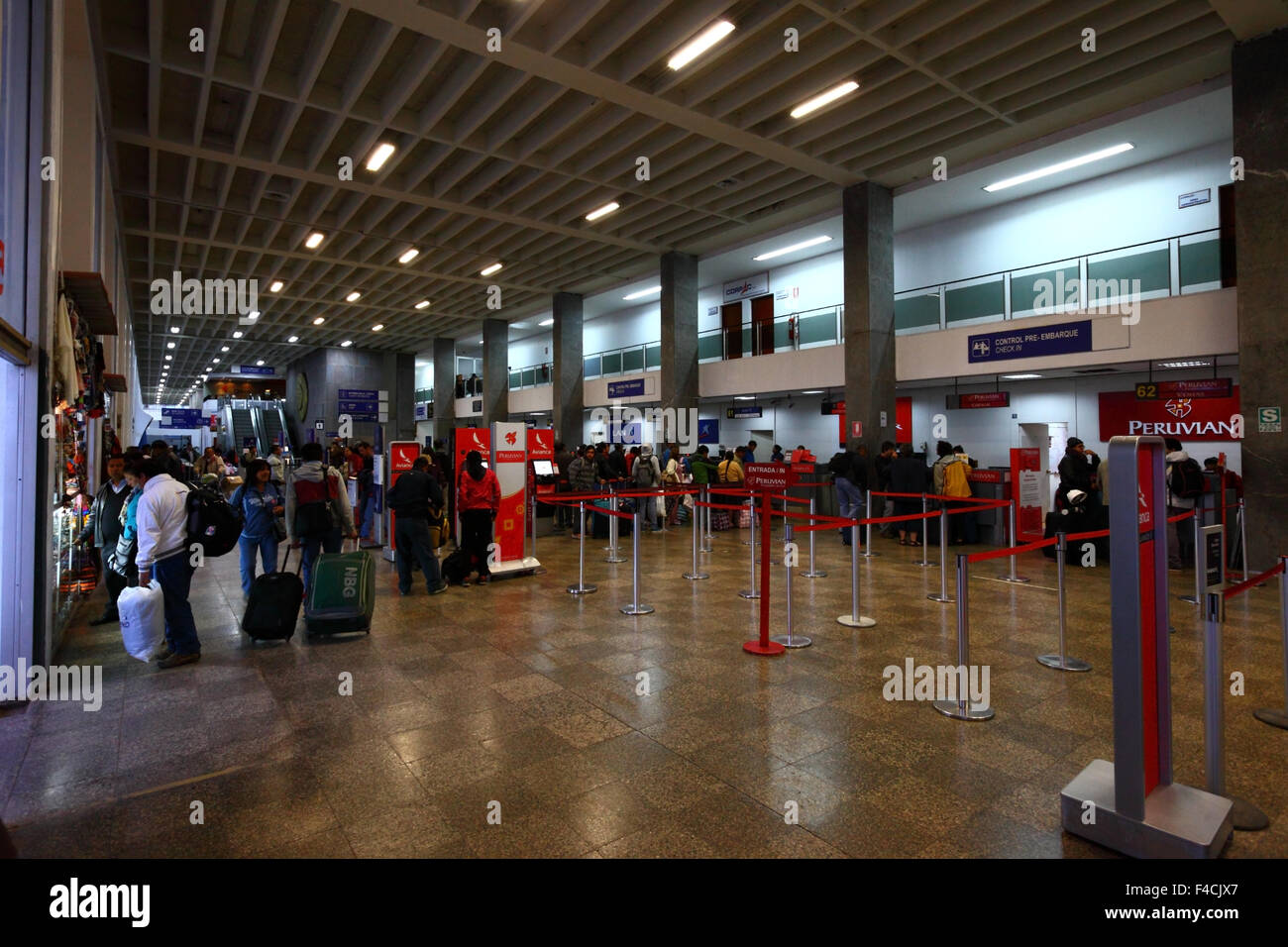 Passagiere, die sich an den Check-in-Schaltern im CUZ-Terminalgebäude des internationalen Flughafens Alejandro Velasco Astete, Cusco Peru, anstellen Stockfoto