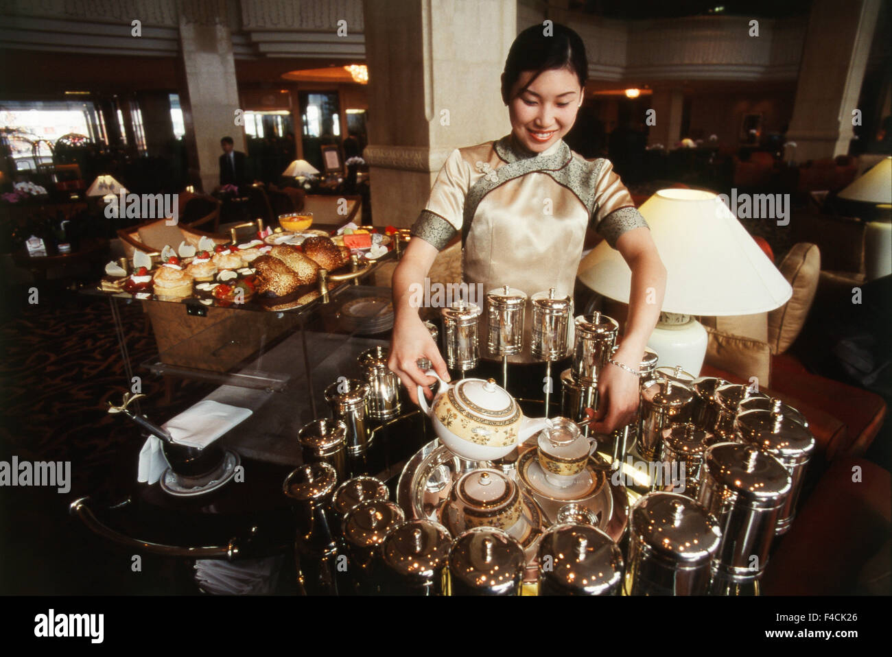 China, Shanghai, Pudong, junge Frau Teil Host in Tee Hostess (großformatige Größen erhältlich) Stockfoto