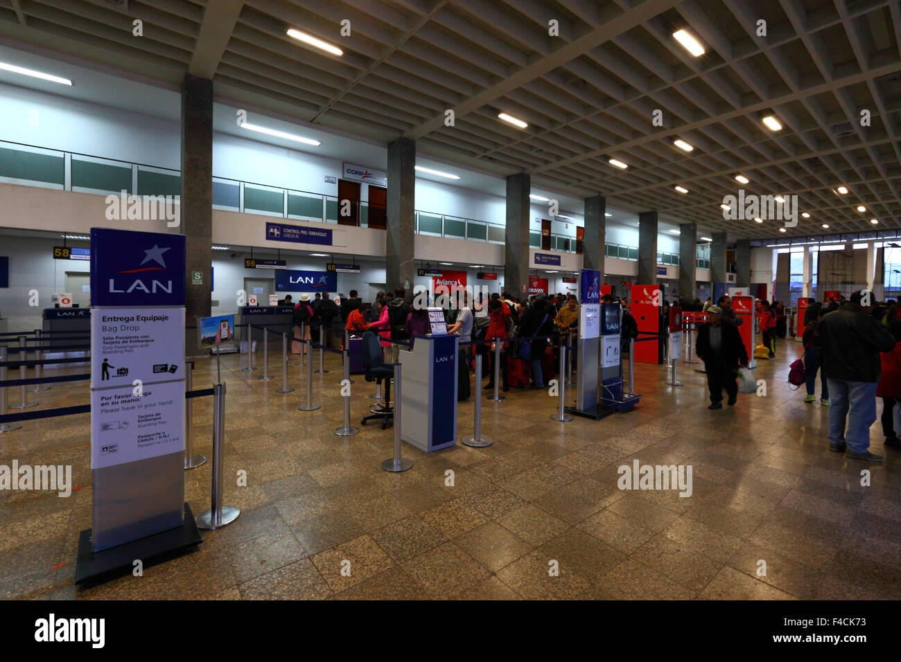 Passagieren anstehen am check-in-Schaltern auf Alejandro Velasco Astete International Airport, Cusco, Peru Stockfoto