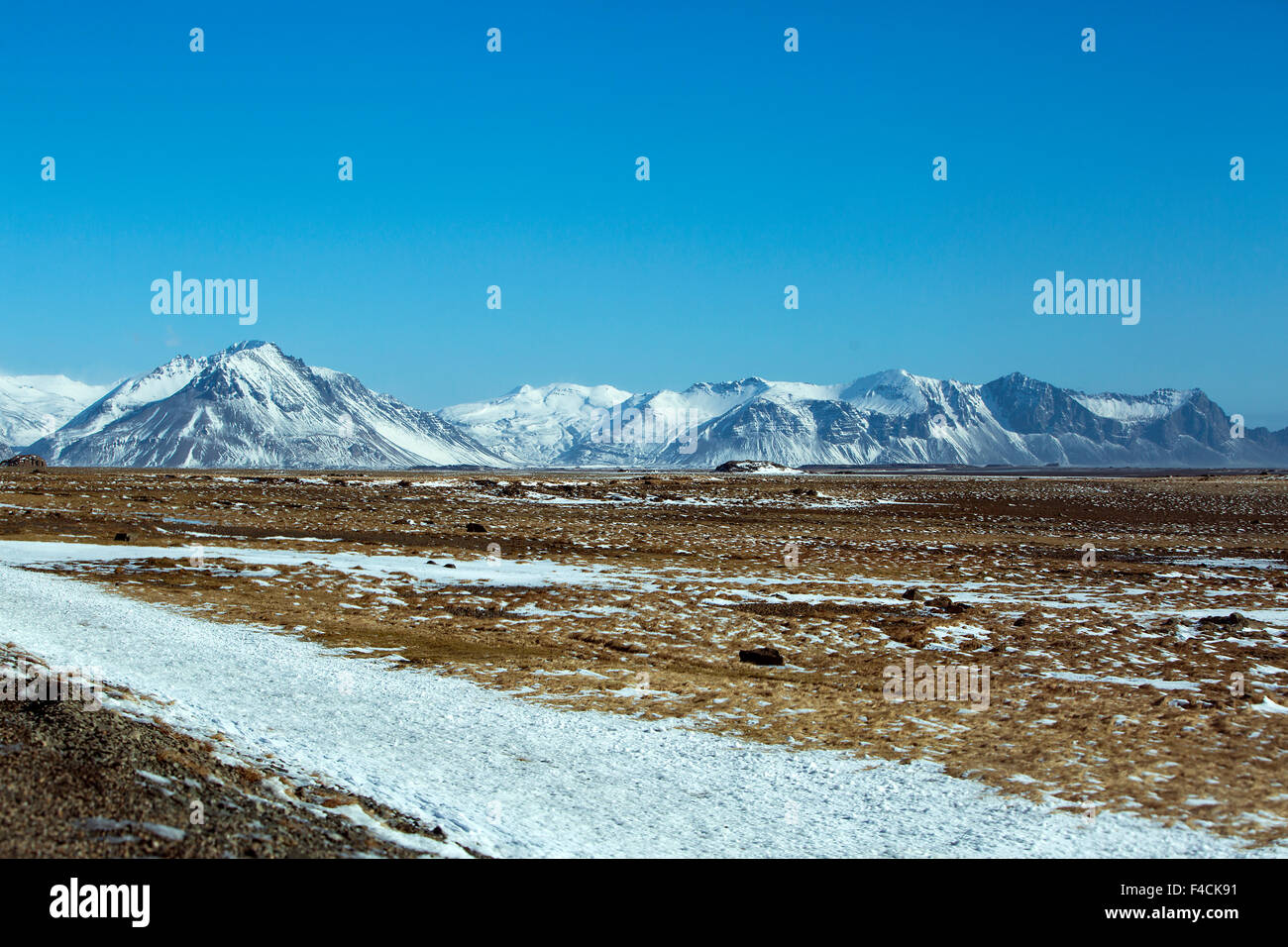 Verschneite Berglandschaft in Ostisland, Winter Stockfoto