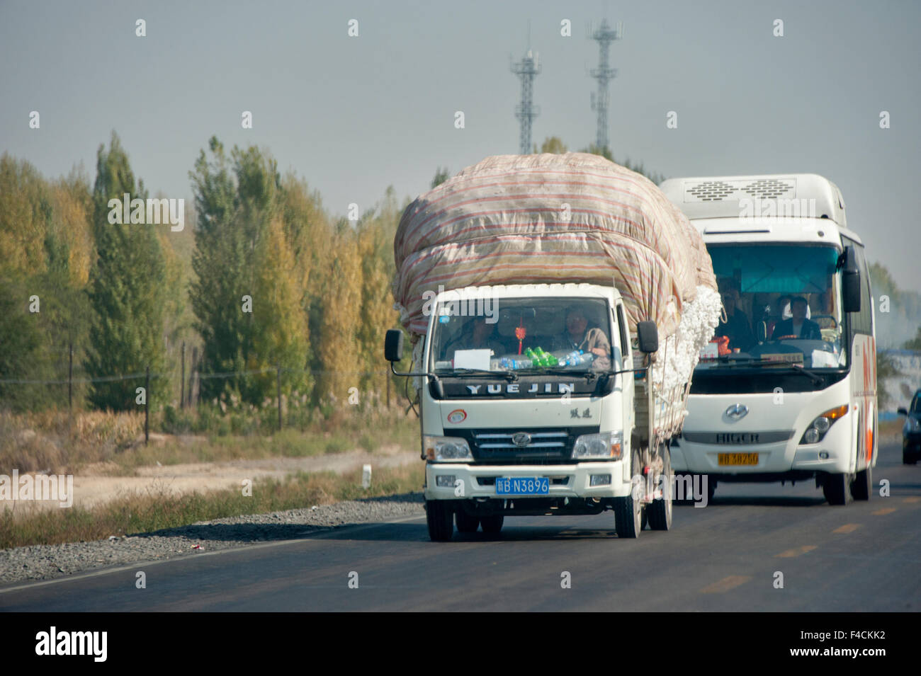 Xinjiang, China Xinjiang Uyghur, Changji Hui autonome Präfektur, Fukang. Ein LKW beladen mit Ballen Baumwolle Reisen auf einer Autobahn in der Nähe von Fukang Stadt. Stockfoto