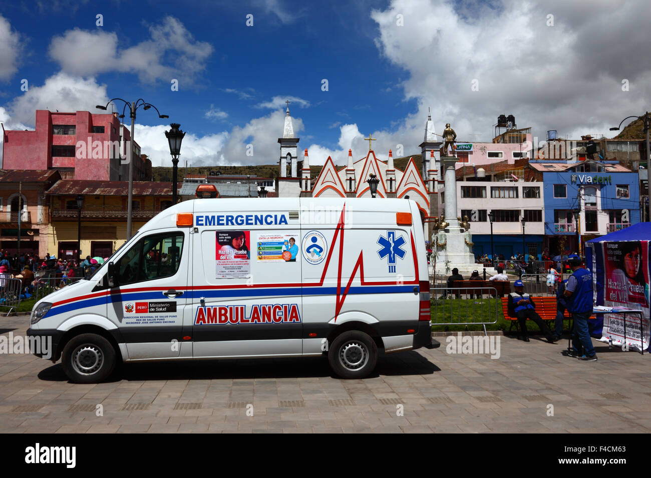 Krankenwagen, Heiligtum der Virgen De La Candelaria im Hintergrund, Plaza Pino, Puno, Peru Stockfoto