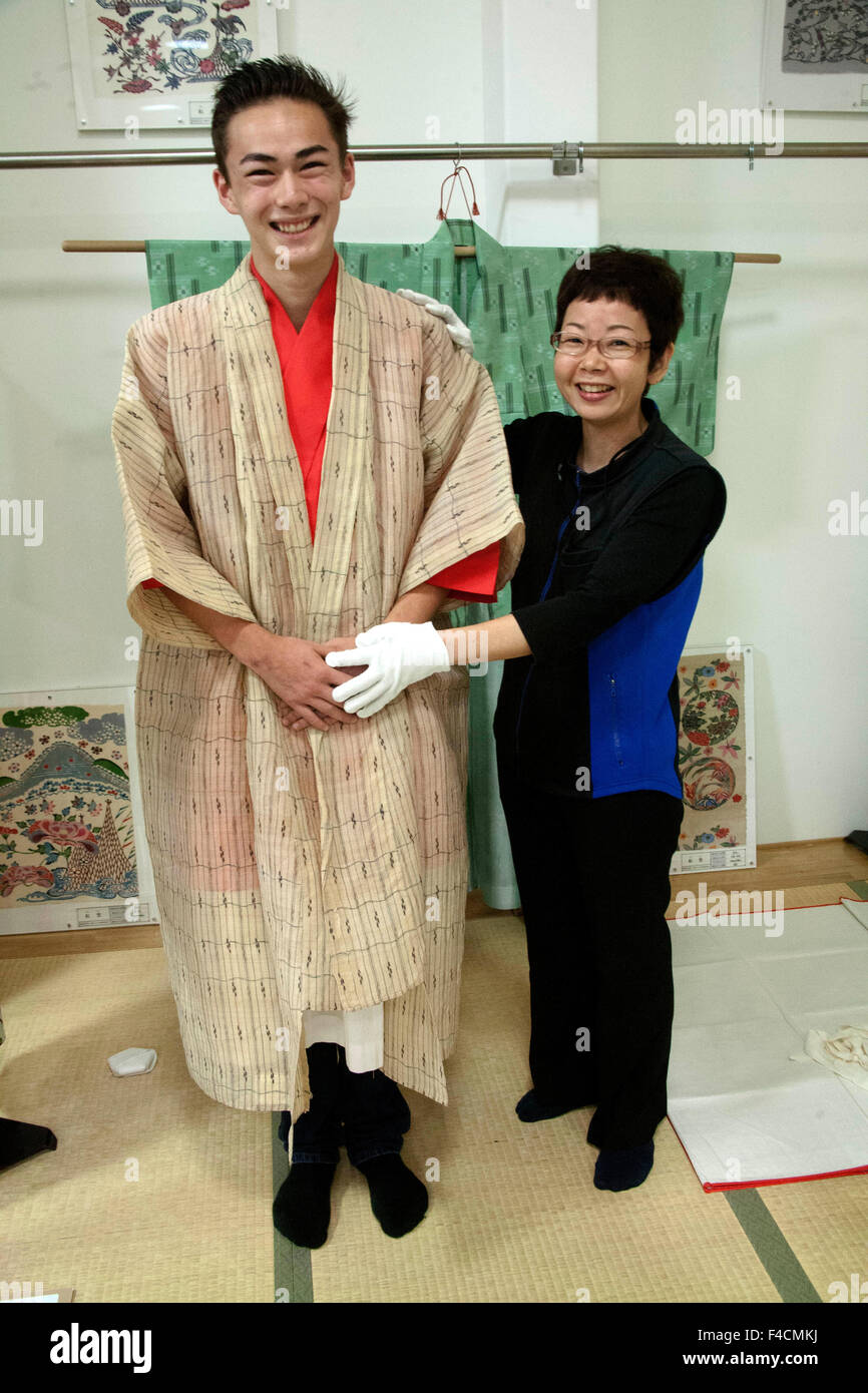 Besucher das Prefectural Museum in Naha, Okinawa, Japan haben die Möglichkeit, traditionelle einheimische Kimono während ihres Besuches kostenlos don. (MR) Stockfoto