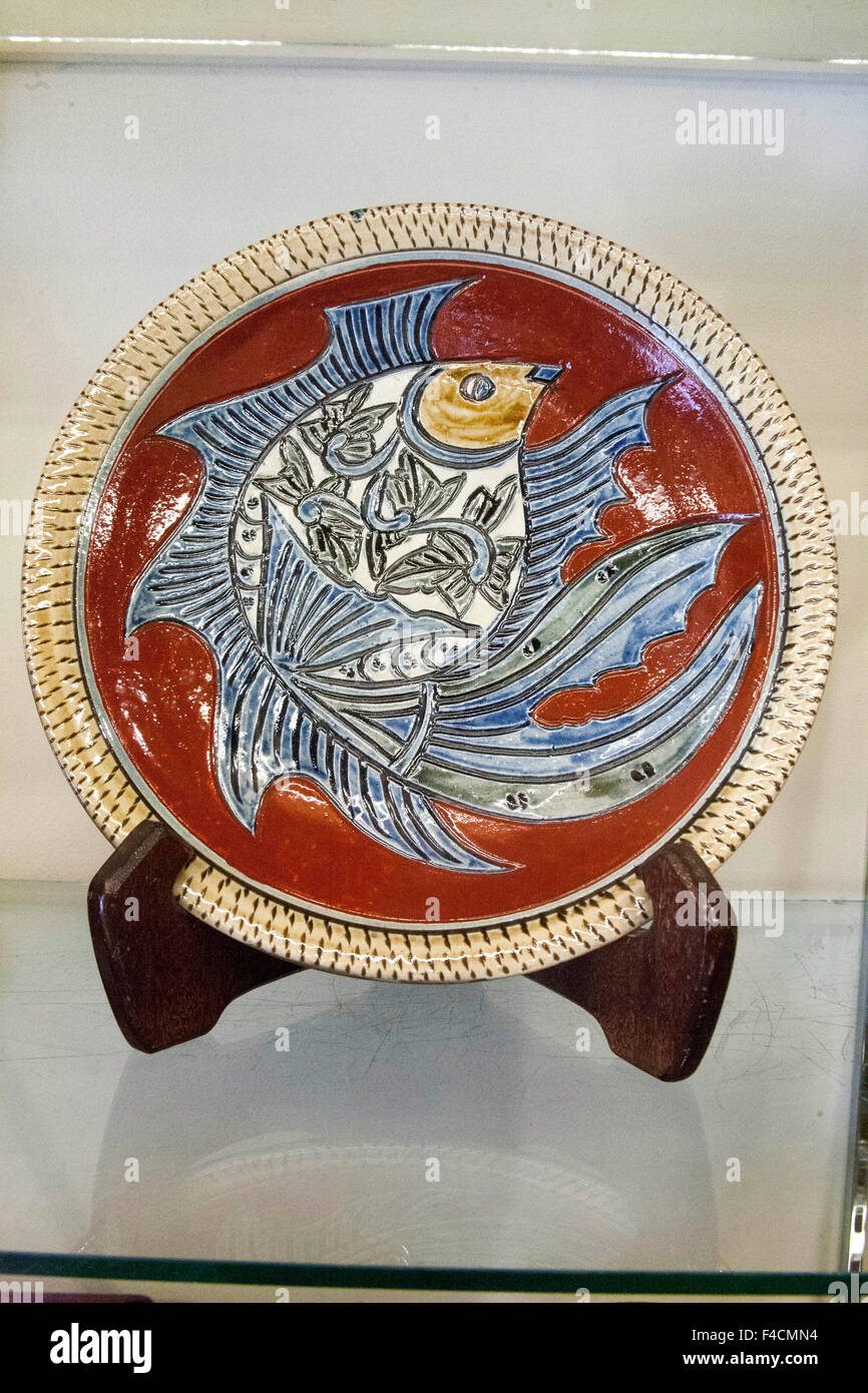 Tsuboya-Yaki, bieten die bunten traditionellen Okinawan Keramik eine klassische rote Emaille "Akae" hauen. Naha, Okinawa, Japan. Stockfoto