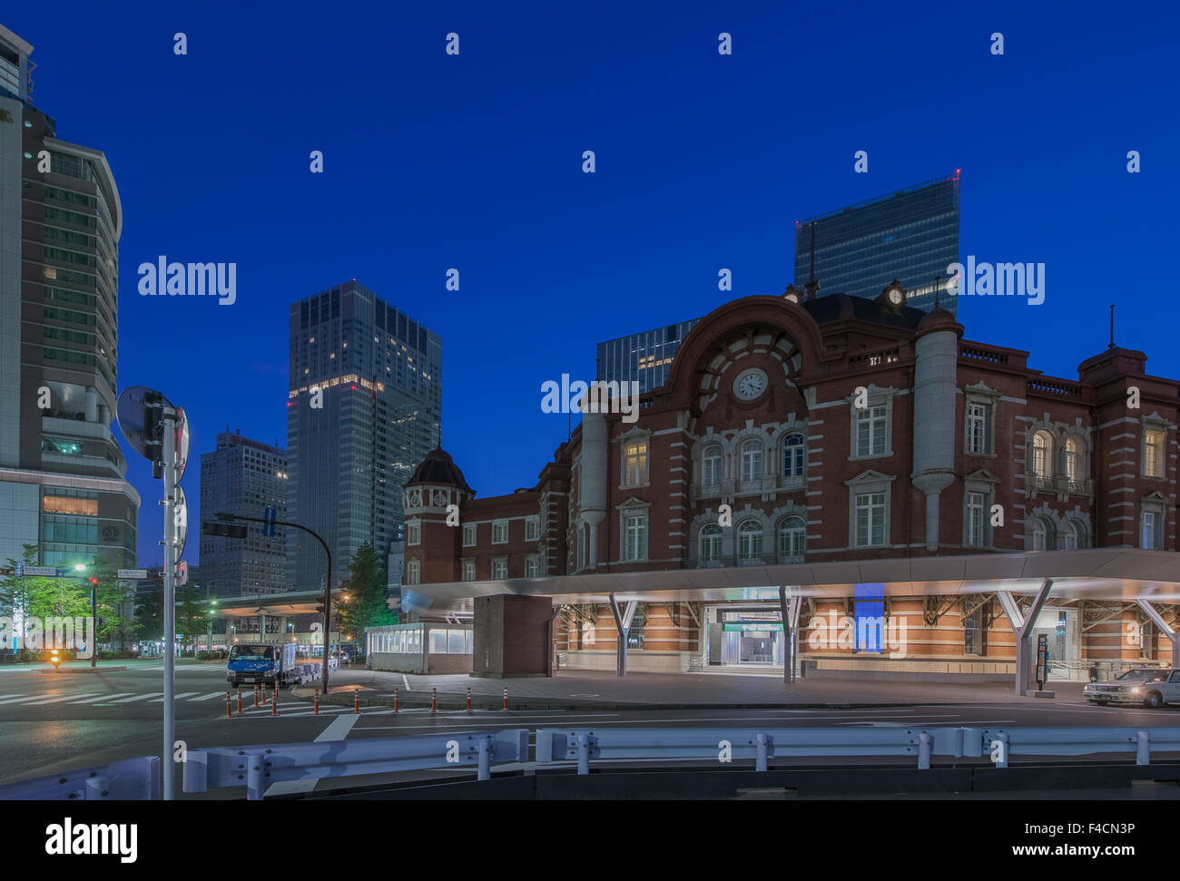 Japan, Tokyo, Marunouchi, Tokyo Station im Morgengrauen. (Großformatige Größen erhältlich) Stockfoto