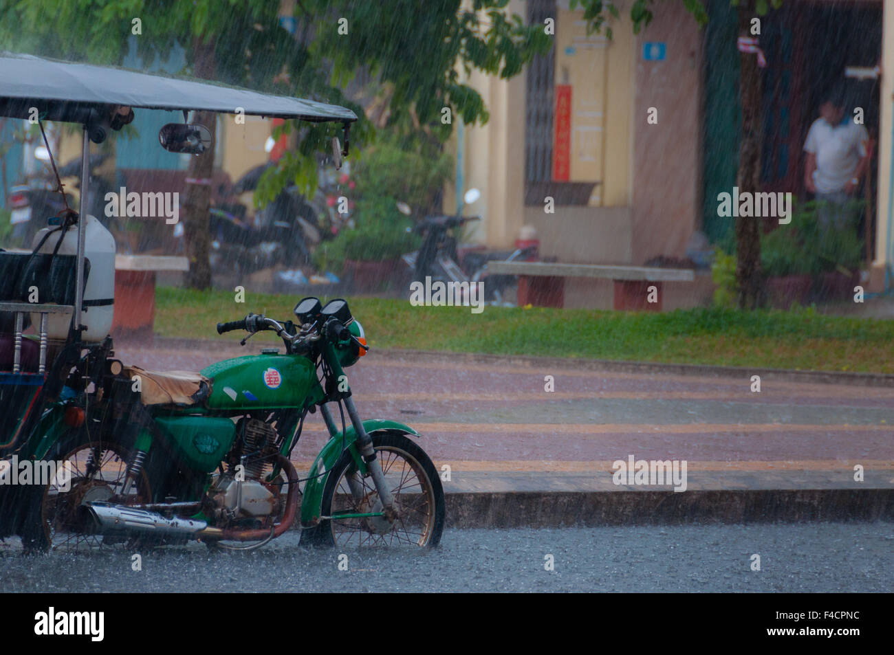 TukTuk Motorrad Regen Monsunzeit in Kampot Stockfoto