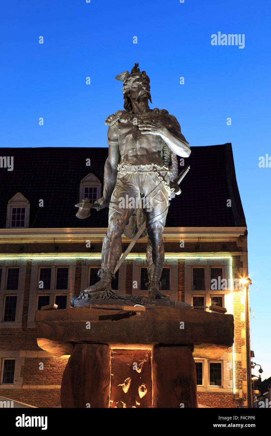 Statue von Ambiorix (Prinz der Eburones, Führer der Belgic Stamm) auf dem Marktplatz in Tongeren, Belgien Stockfoto
