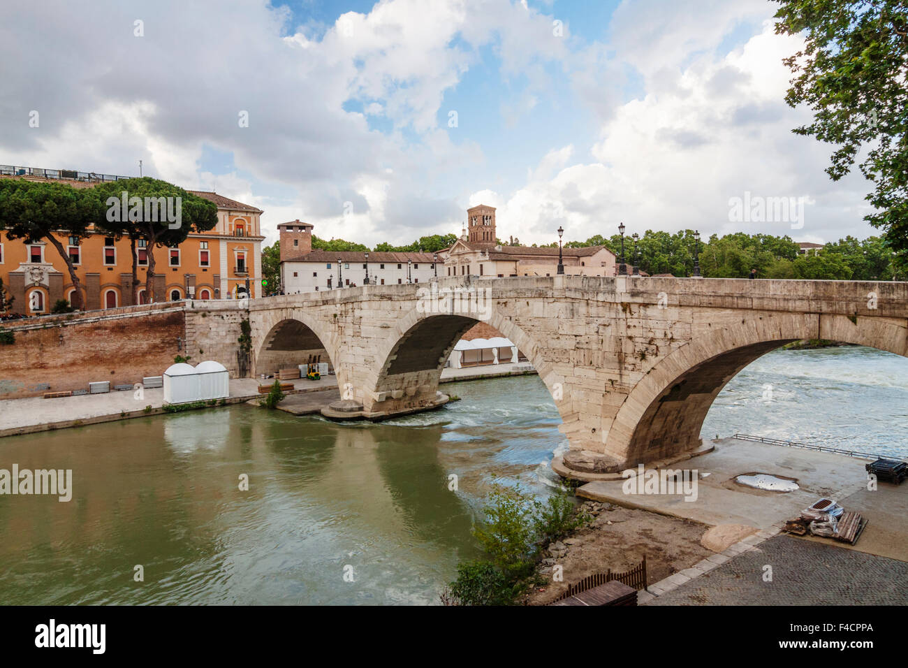 Tiberinsel und Pons Cestius Brücke, Rom, Italien Stockfotografie Alamy