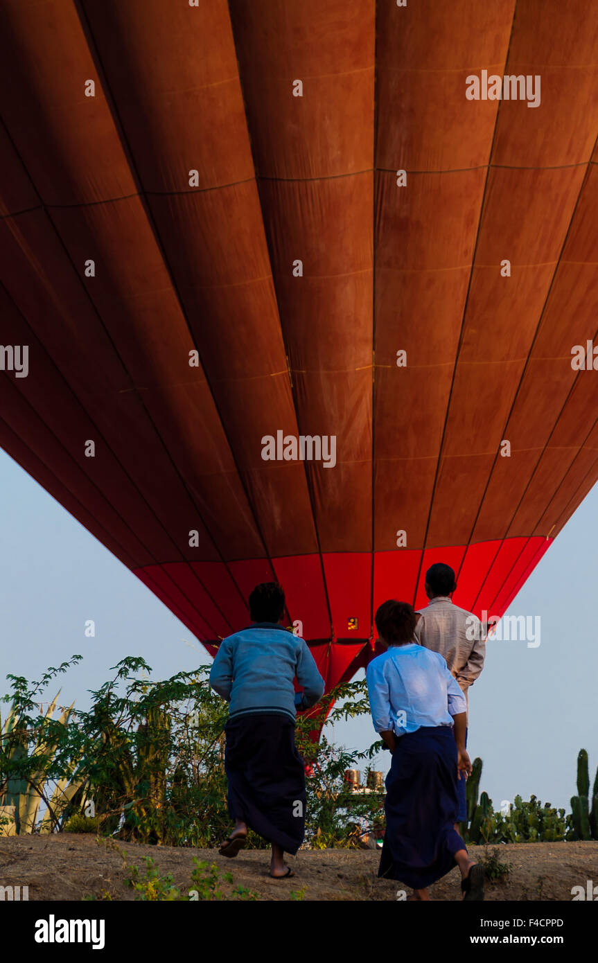 Asiatische Männer stand vor Heißluftballon über Bagan Stockfoto