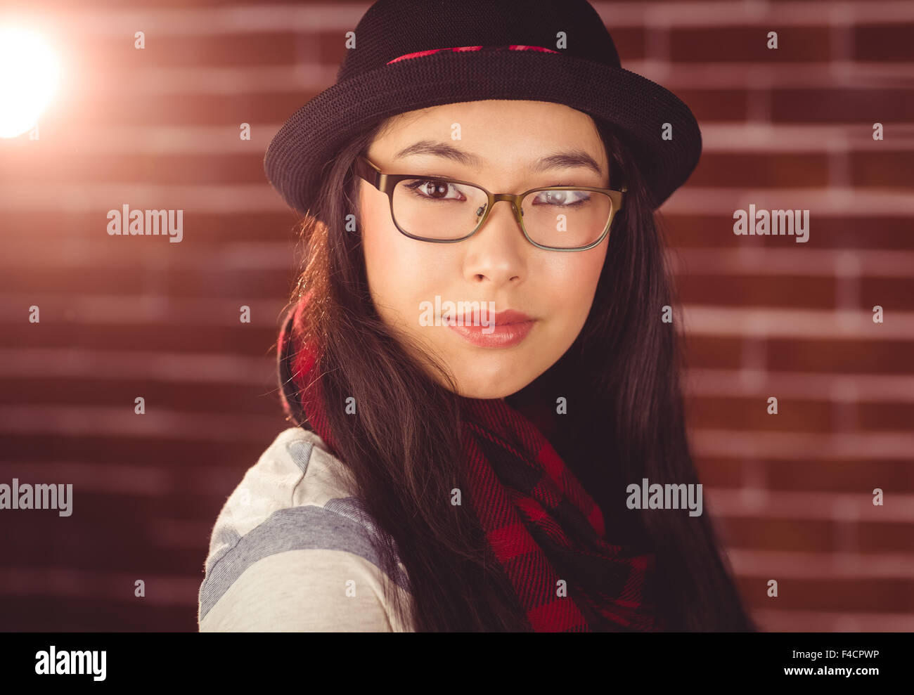 Attraktive Hipster posiert mit Brille Stockfoto