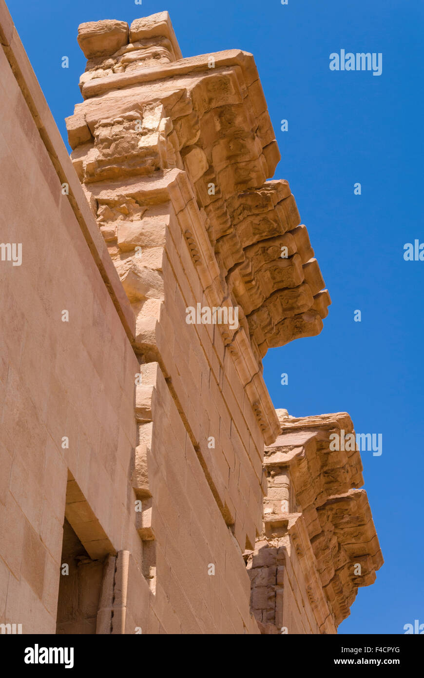 QSAR al-Bint Firaun oder Tempel Oushares, Petra, UNESCO-Weltkulturerbe, Jordanien. Stockfoto