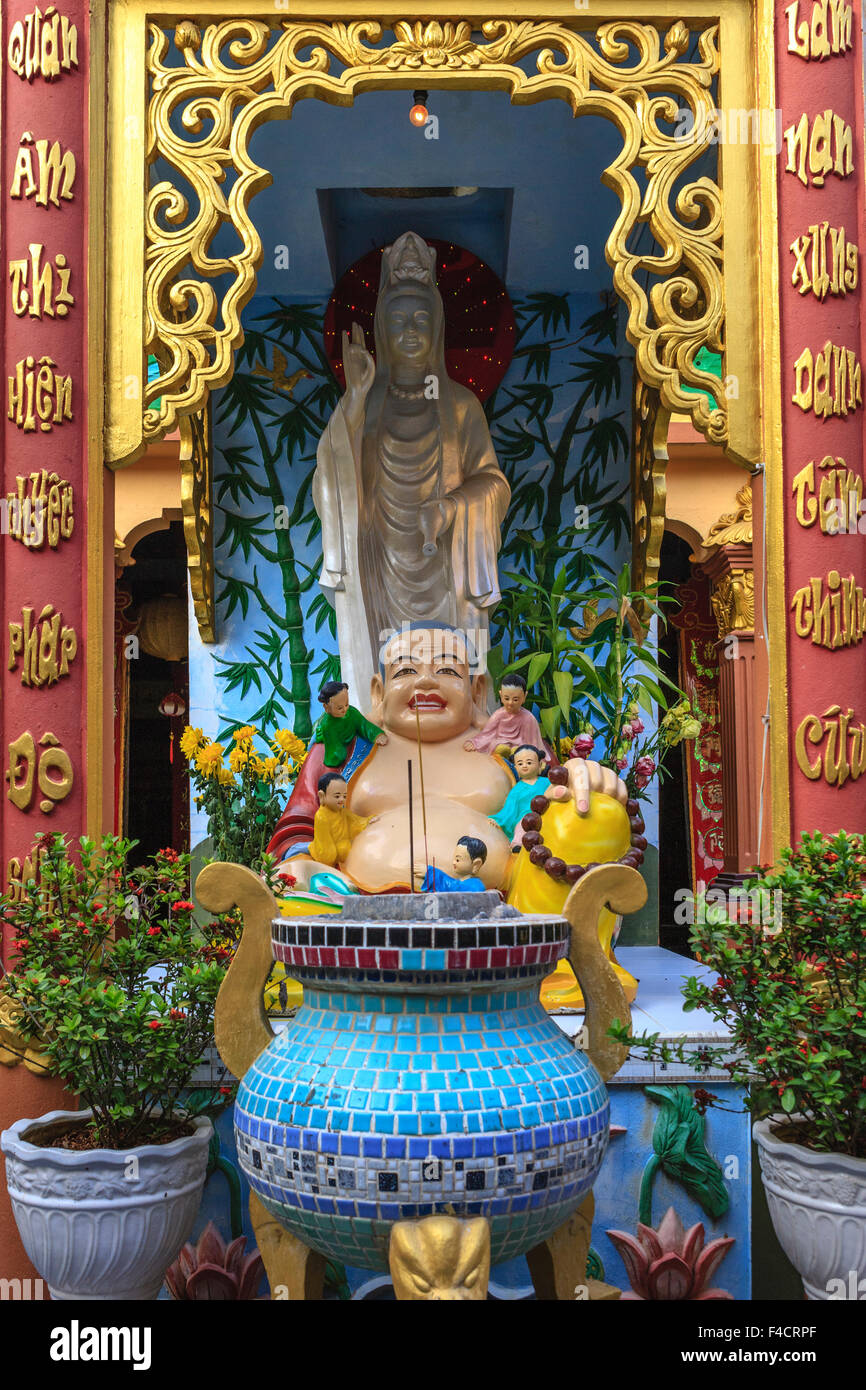 Buddha-Statue. Tempel in Burial Ground. Tempel in Vinh Long... Vietnam, Indochina, Süd-Ost-Asien. Orient. Asien. Stockfoto