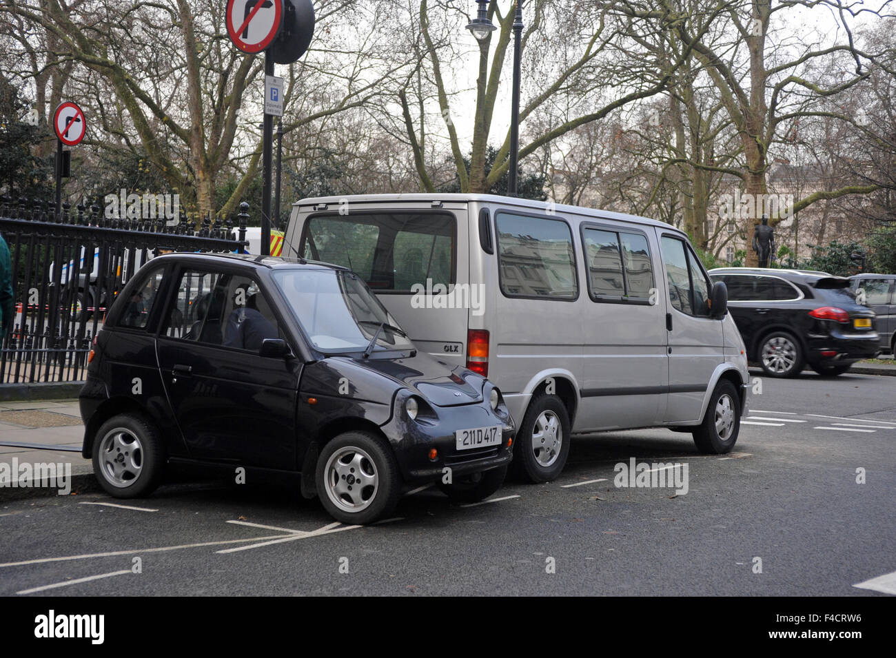 London, UK, 18. Dezember 2014, Smart Auto seitwärts in gemeinsamen Parkplatz geparkt. Stockfoto
