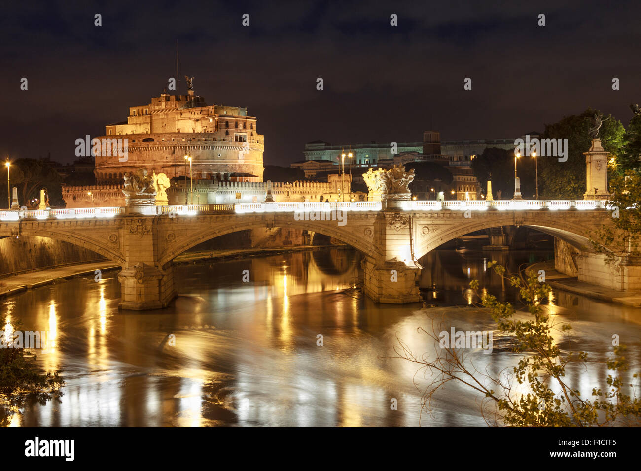 Castel Sant'Angelo und Tiber Fluss bei Nacht, Rom, Italien Stockfoto