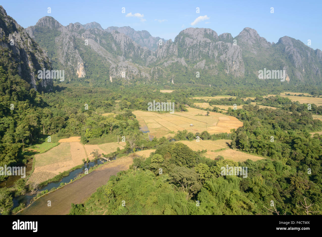 Laos, Vang Vieng. Blick von oben auf Kalkstein Karst. (Großformatige Größen erhältlich) Stockfoto