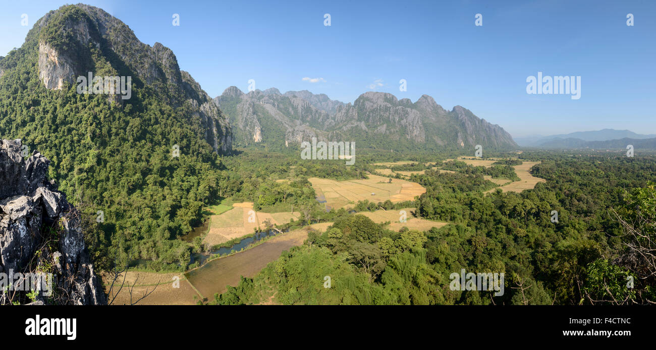 Laos, Vang Vieng. Blick von oben auf Kalkstein Karst. (Großformatige Größen erhältlich) Stockfoto