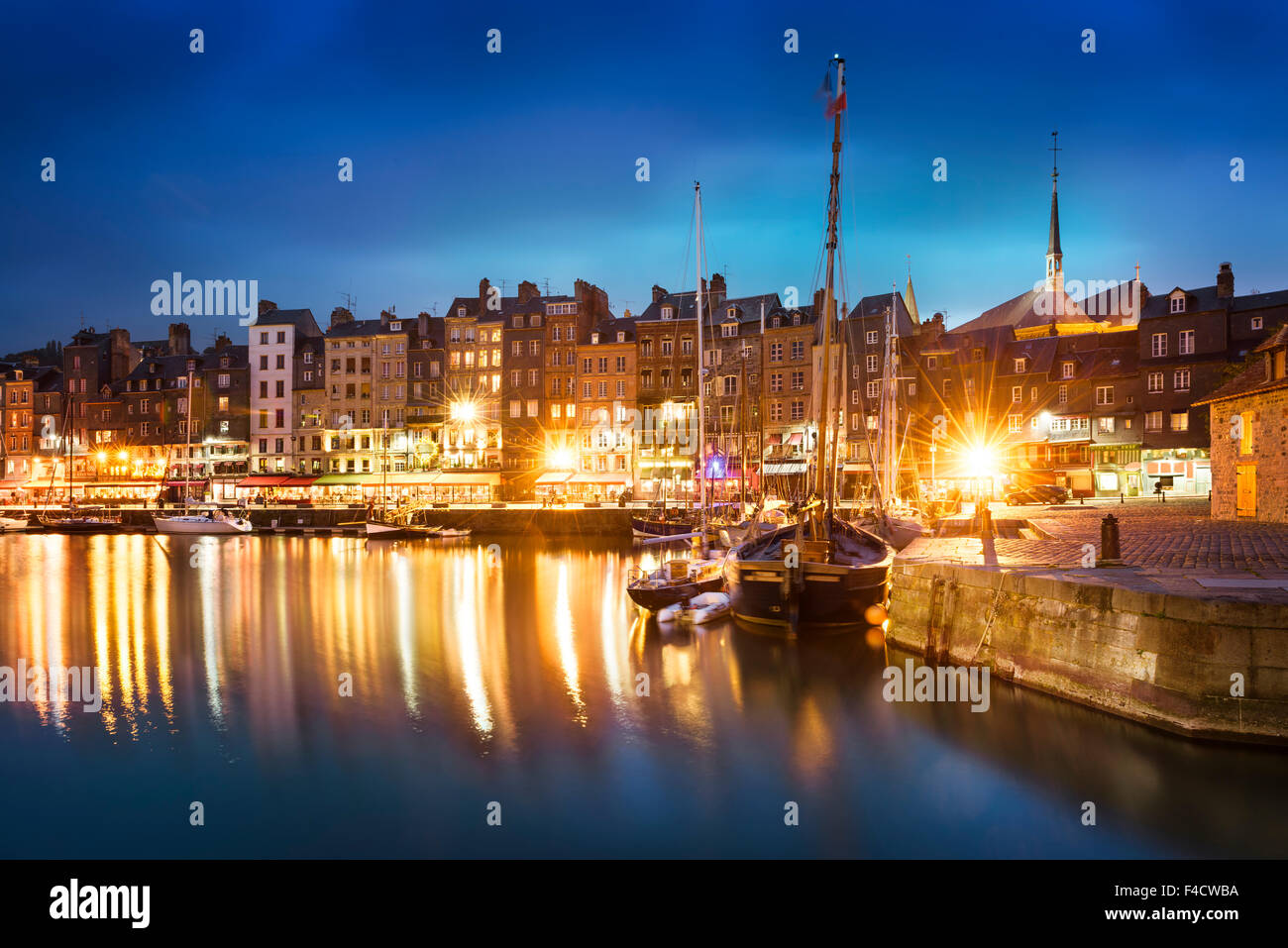 Nightscape des alten Hafens in Honfleur, Frankreich (02) Stockfoto