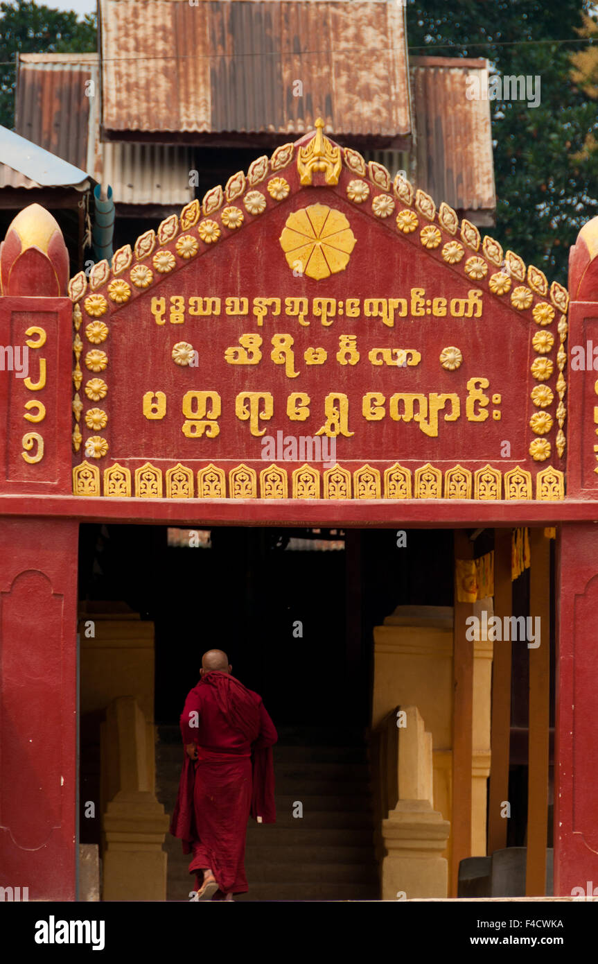 Roter Mönch vor Kloster Hsipaw Burma Stockfoto