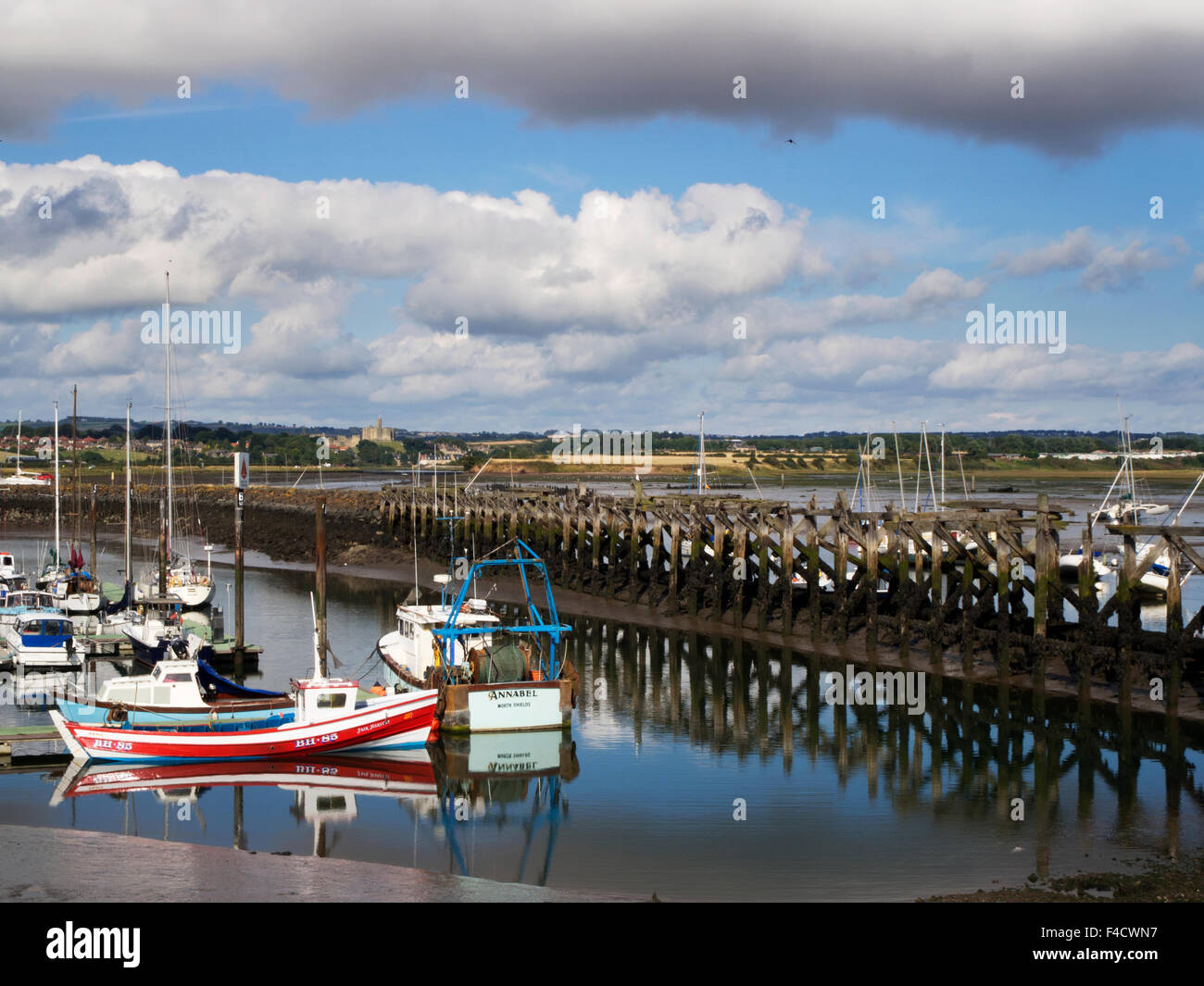 Schlendern Sie Marina mit Warkworth Castle in der Entfernung schlendern durch das Meer Northumberland England Stockfoto