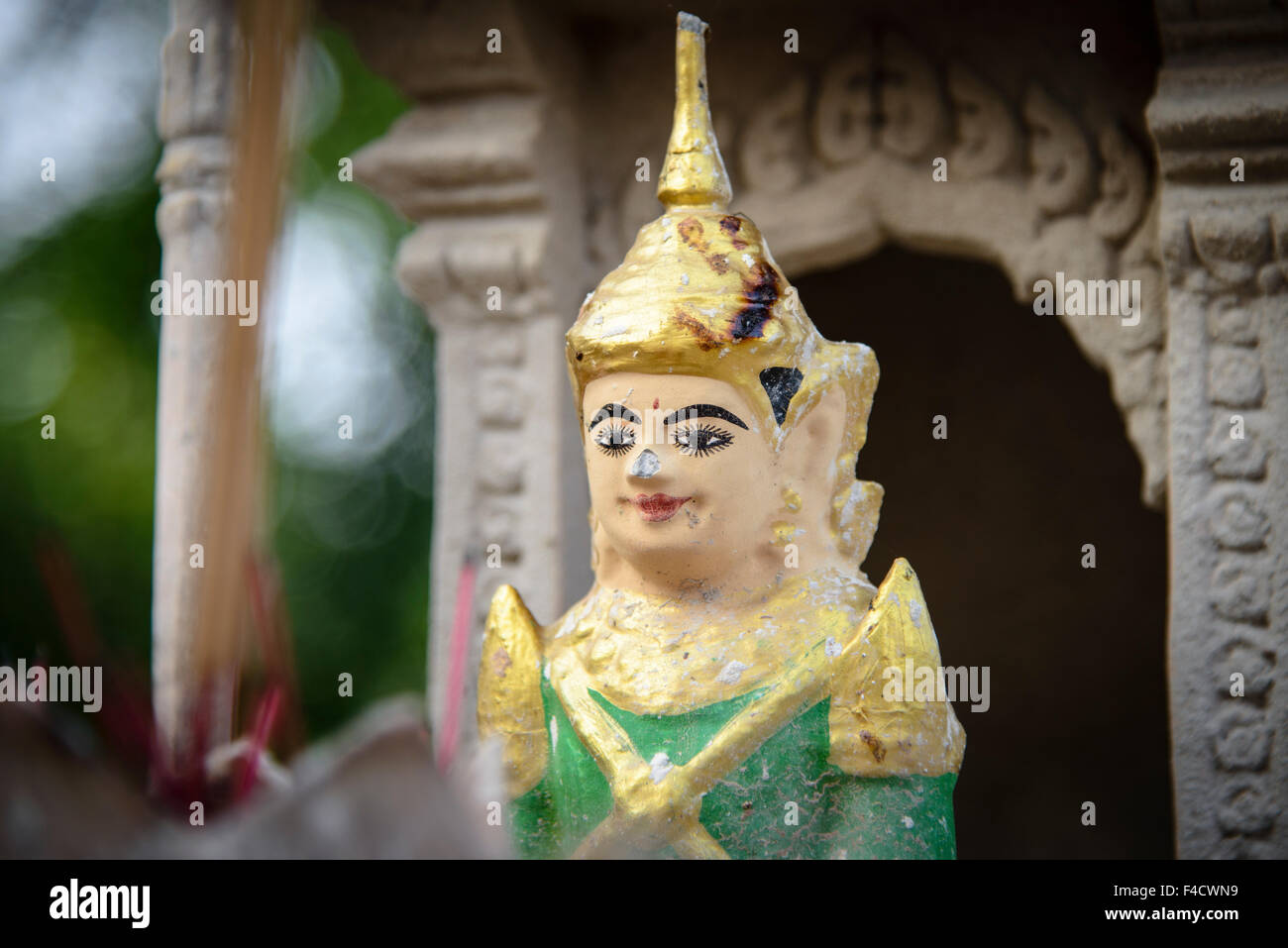 Kambodscha, Phnom Penh. Nahaufnahme der Figur im Geisterhaus. (Großformatige Größen erhältlich) Stockfoto