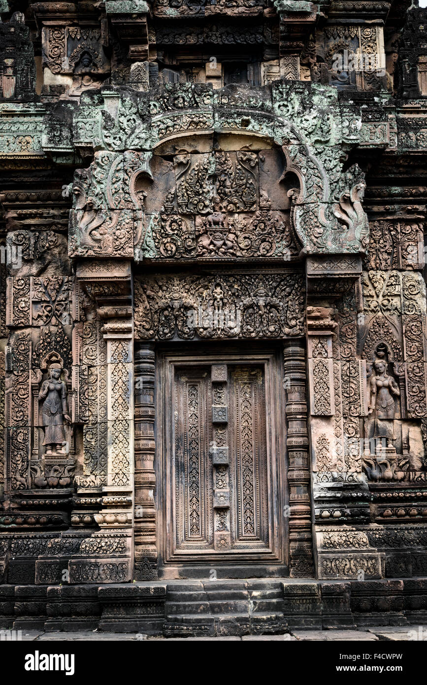 Kambodscha, Angkor Wat. Banteay Srei Tempel, kunstvoll geschnitzte Tür. (Großformatige Größen erhältlich) Stockfoto