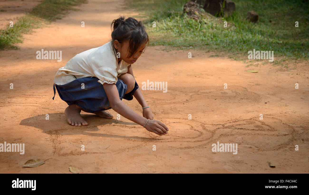 Kambodscha, Angkor Wat. Mädchen in den Schmutz ziehen. Stockfoto