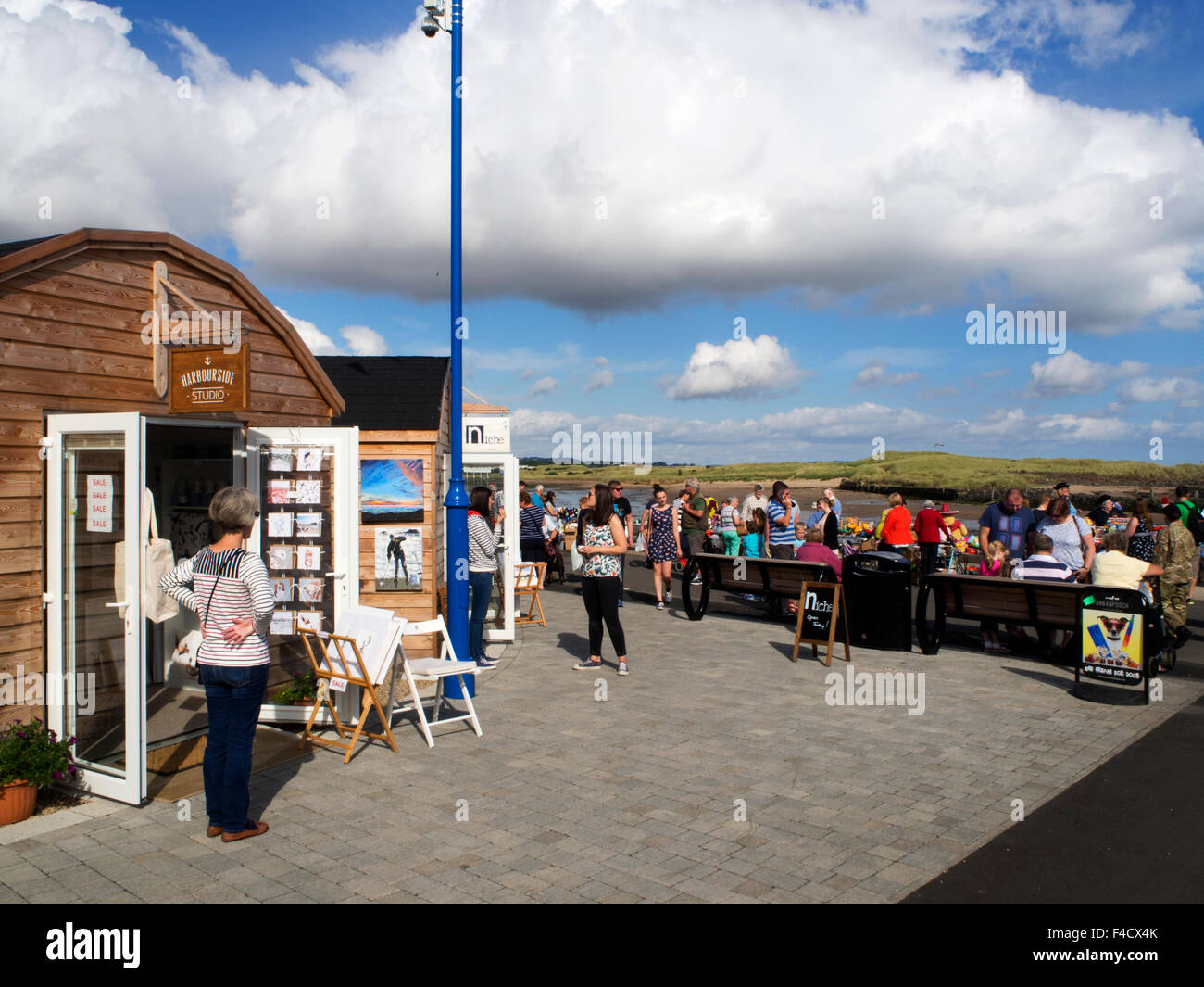 Amble Hafendorf am Hafen Tag 2015 schlendern Sie durch das Meer Northumberland England Stockfoto