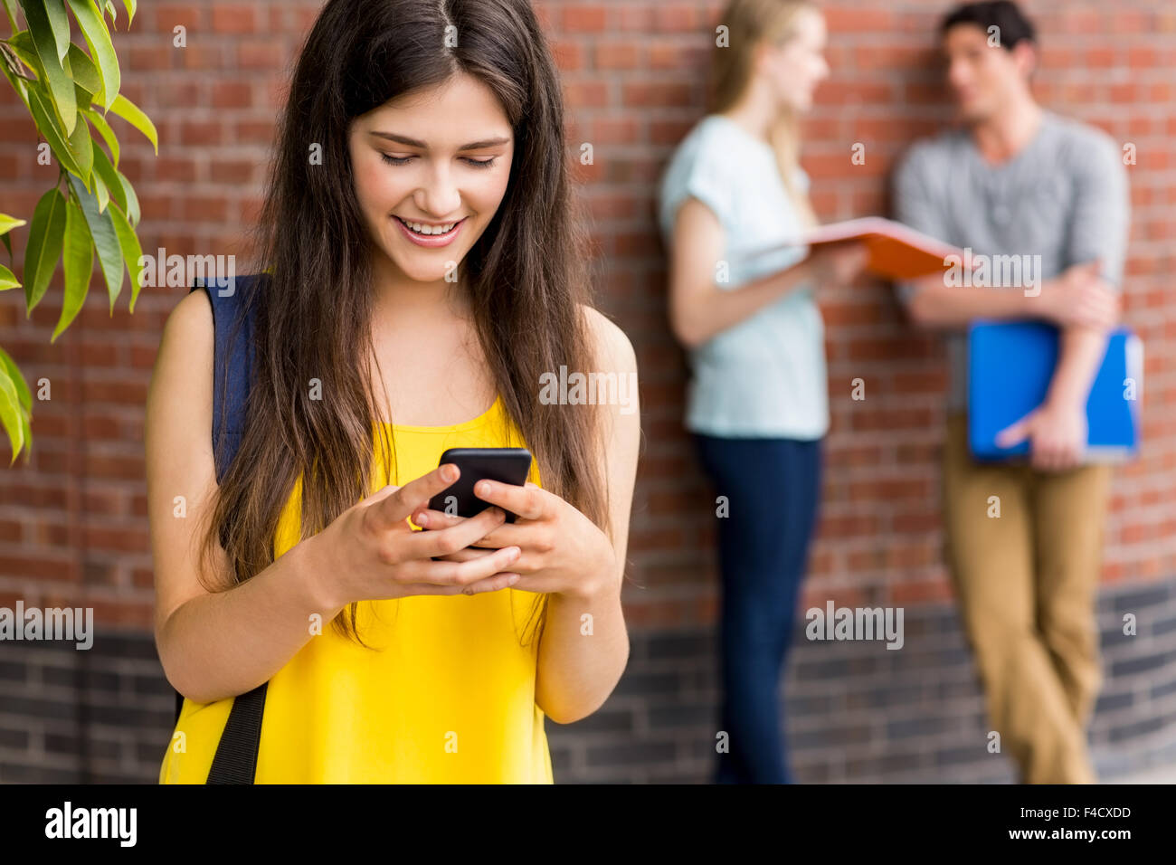 Schüler, die eine SMS-Nachricht senden Stockfoto