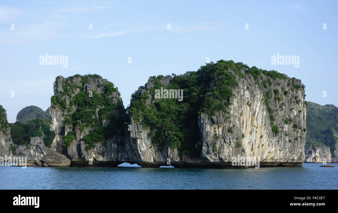 Vietnam, Cat Ba Island, Long Ha Bay. Typische Kalksteininsel. Stockfoto