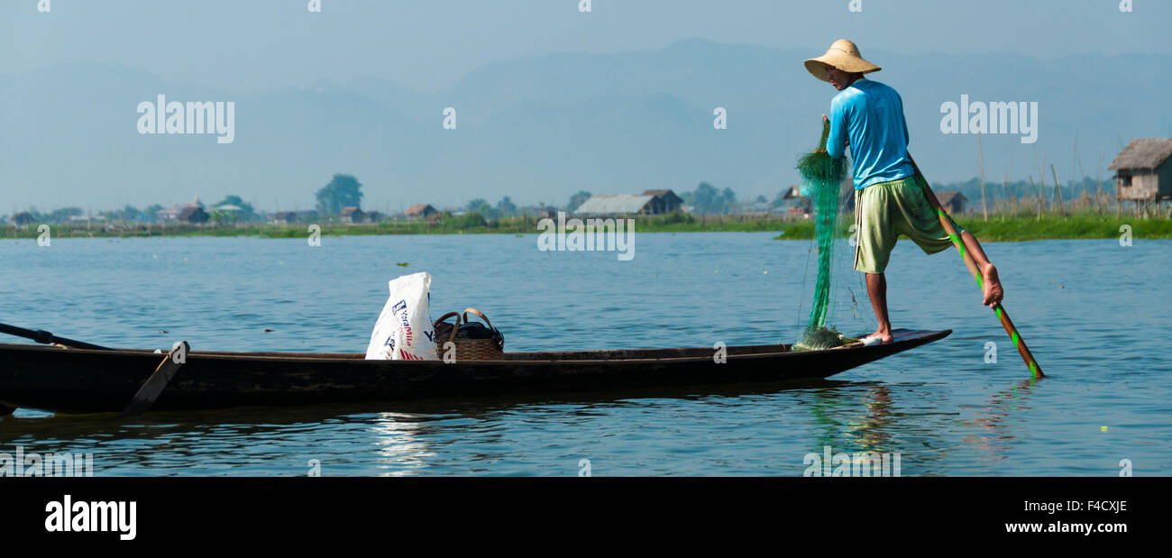 Angler am Inle-See arbeiten auf einem Bein Stockfoto