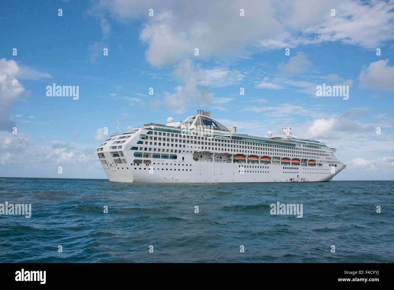 Australien, Queensland. Princess Cruise's Dawn Princess in der Coral Sea in der Nähe von Port Douglas. (Großformatige Größen erhältlich) Stockfoto
