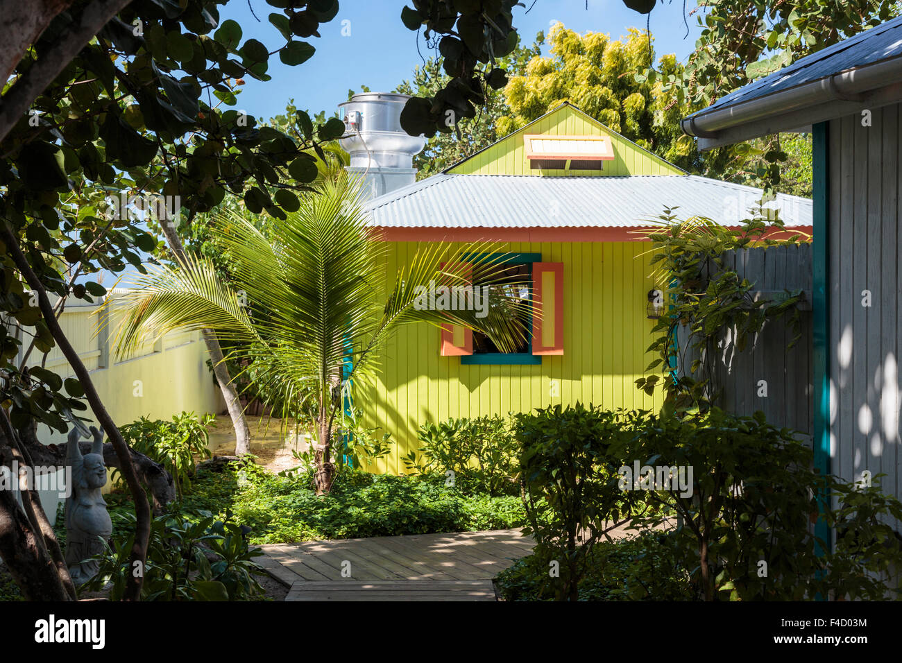 Karibik, Anguilla. Bunte hölzerne Struktur. Stockfoto