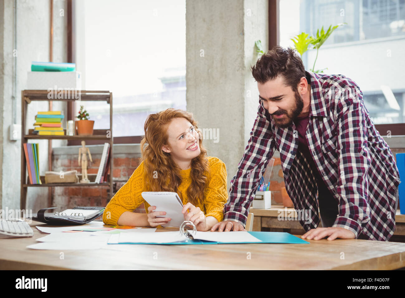 Kreatives Team diskutieren über Datei im Büro Stockfoto