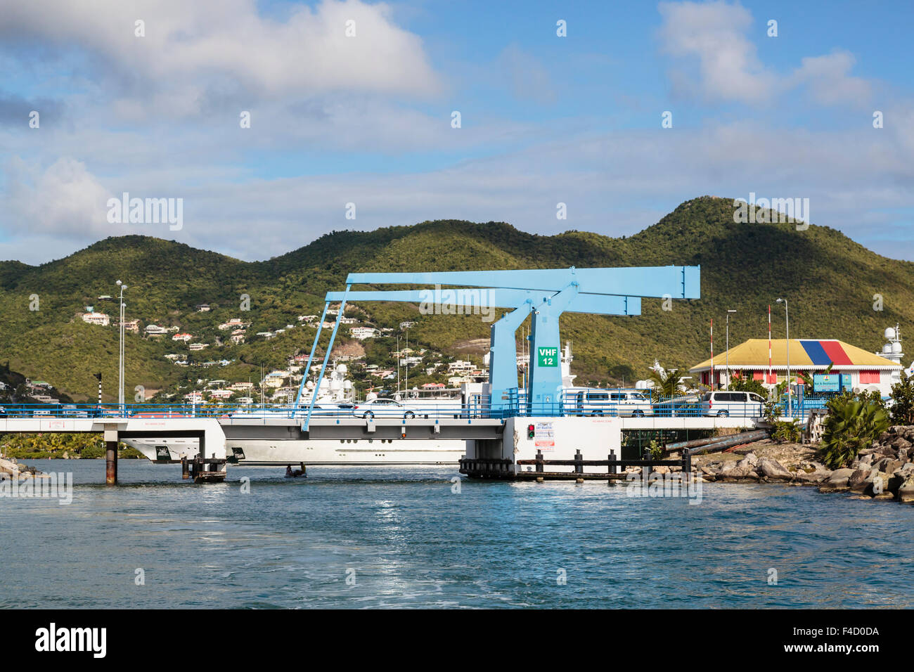 Karibik, Anguilla. Autos gehen über Zugbrücke. Stockfoto