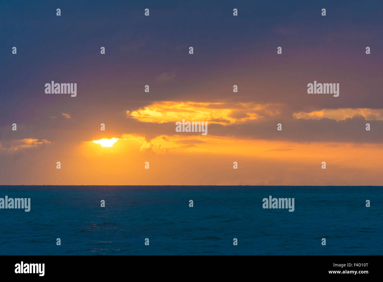 BVI, Anegada. Hoher Kontrast Sonnenuntergang gesehen von White Bay Stockfoto