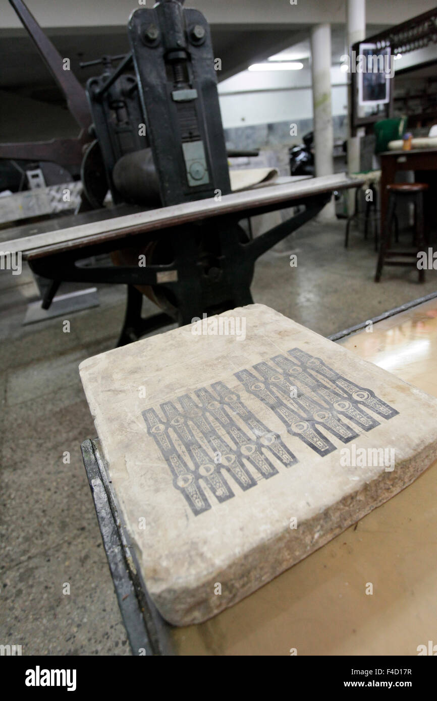 Havanna, Kuba, UNESCO-Weltkulturerbe-Stadt. Innere des Kubas älteste Print Shop machen. Alte Stein für alte Zigarre Etiketten drucken. Antike Druckmaschine. Stockfoto