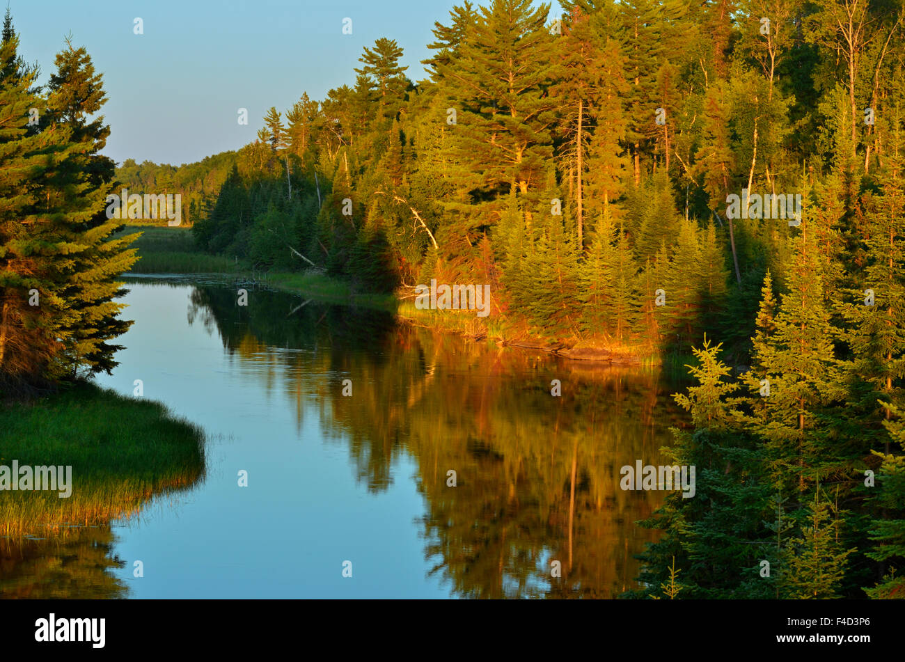 Kanada, Ontario, Lake Of The Woods. Sonnenuntergang auf dem Wasser bei Reed Narrows. Kredit als: Mike Grandmaison / Jaynes Galerie / DanitaDelimont.com Stockfoto