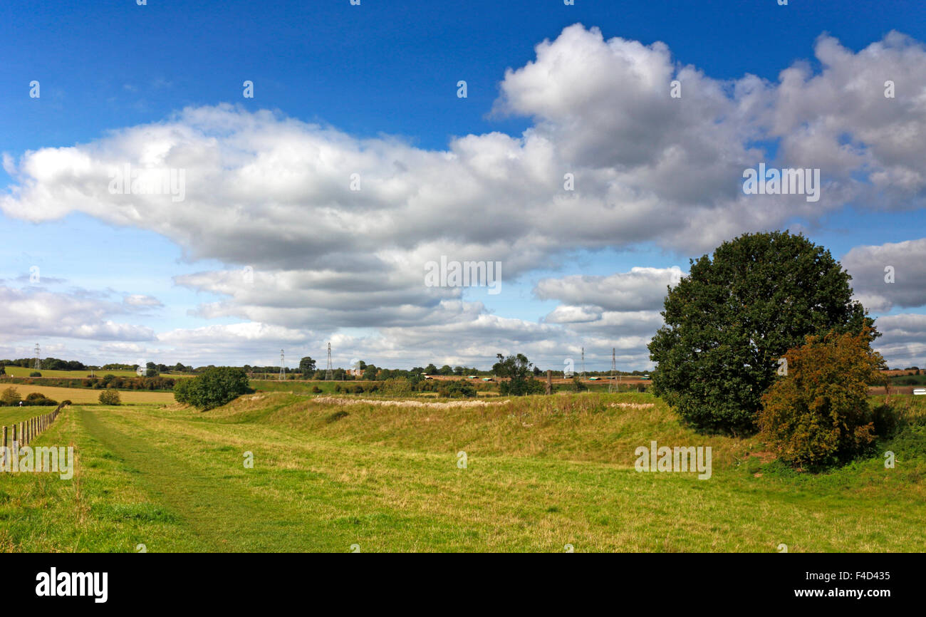 Ein Blick auf die defensive Bank und die Wand bleibt der römischen Stadt von Venta Icenorum bei Caistor St Edmund, Norfolk, England, UK. Stockfoto