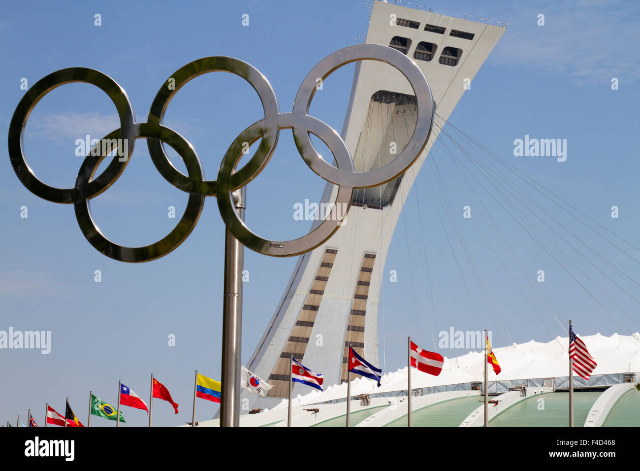 Kanada, Montreal, 1976 Sommer Olympischen Stadion und Montreal Tower. Stockfoto