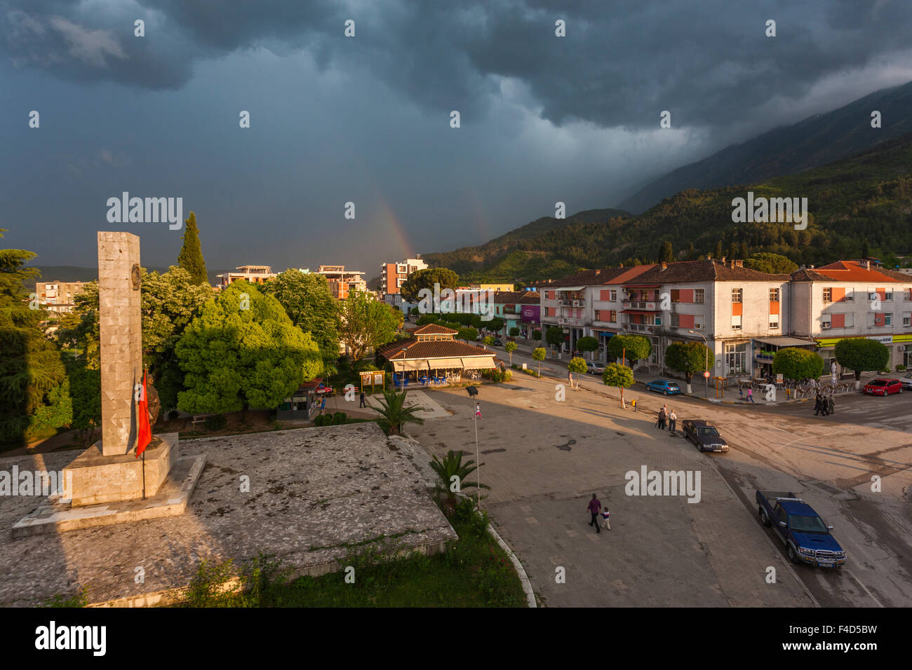 Albanien, Permet, Abdul Frasheri Square, partisan Statue mit Regenbogen Stockfoto