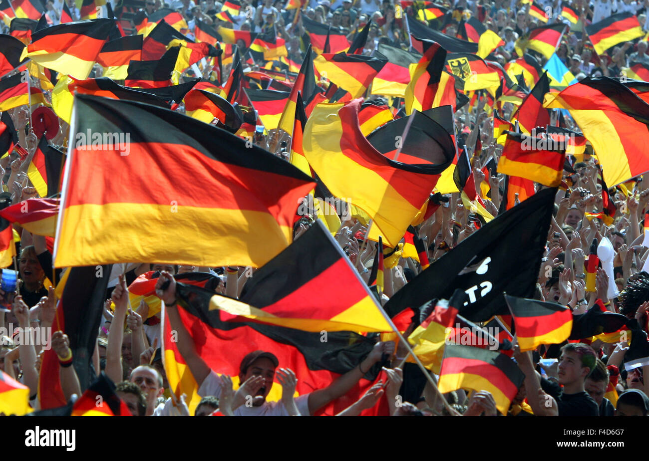 Deutsche Fans feiern die Ziele in der FIFA WM 2006 rund 16 Spiel Deutschland Vs Schweden beim FanFest in Hamburg, Samstag, 24. Juni 2006. Fußball-Enthusiasten in ganz Deutschland sind an den public-Viewing-Punkten um das Spiel zu sehen Deutschland Vs Schweden sammeln, die in München stattfindet. DPA/KAY NIETFELD Lno (c) Dpa - Bildfunk Stockfoto