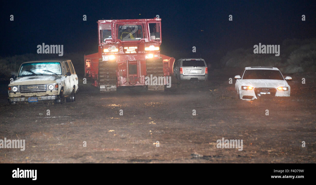 Leona Valley, Kalifornien, USA. 15. Oktober 2015. Ein LA county Fire Dozer beginnt den Schlamm auf Elizabeth Seestraße 3 stecken Autos späten Donnerstag frei zu bewegen. Eine Pacific Sturm fegte über Southland Berge und Wüstengebieten Entfesselung intensivere Duschen, die Ströme von Schlamm und Ablagerungen in Häuser und Fahrzeuge im Norden Los Angeles County beim Abschneiden die Hauptverkehrsader zwischen Los Angeles und das Central Valley gesendet. Duschen und Thunderstorms produziert Starkregen und Hagel im Bereich nördlich von Castaic aus den Freeway 5, Lancaster und Punkte Osten. © Gen Blevins/ZUMA Draht/Alamy Live-Nachrichten Stockfoto