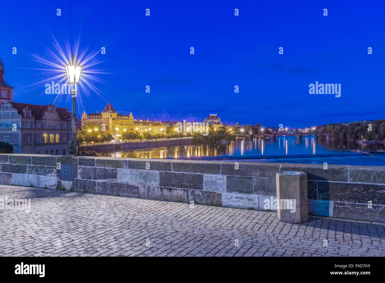Tschechien, Böhmen, Prag, Karlsbrücke im Morgengrauen (großformatige Größen erhältlich). Stockfoto