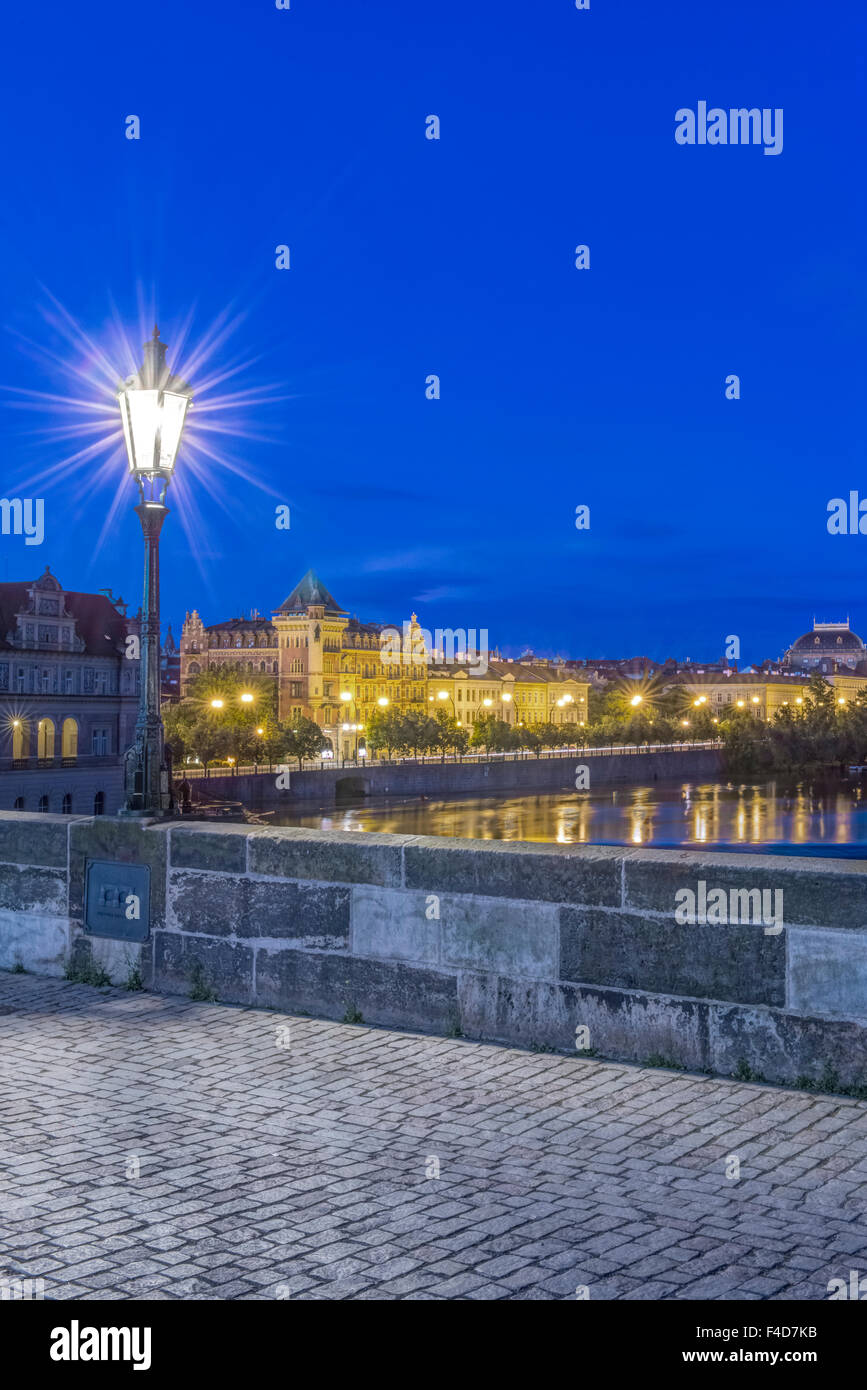 Tschechien, Böhmen, Prag, Karlsbrücke im Morgengrauen (großformatige Größen erhältlich). Stockfoto