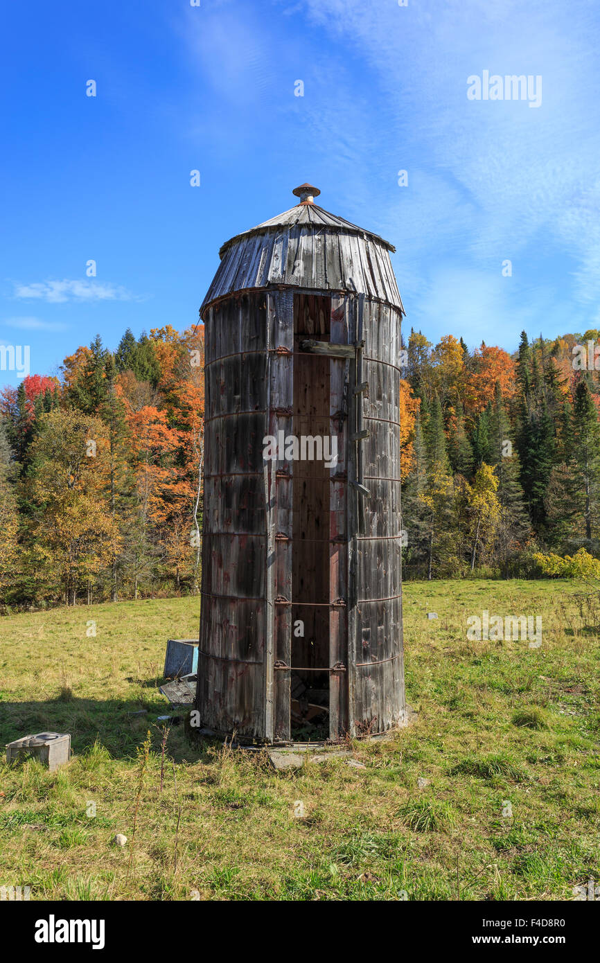 Eine alte hölzerne Silo auf einem verlassenen Bauernhof in den Wäldern von Vermont. Stockfoto