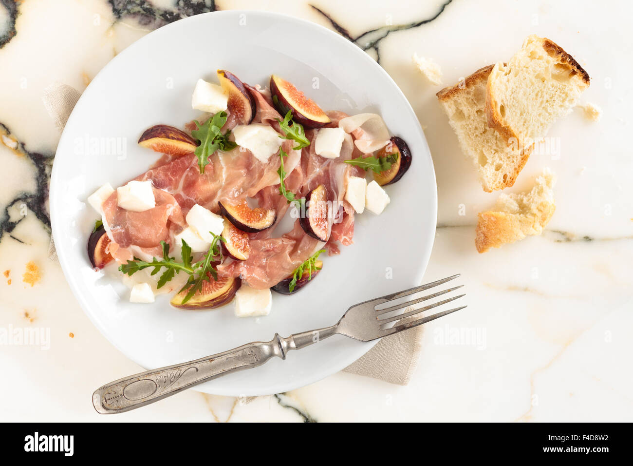Salat mit Rucola, Parmesan-Käse, Schinken und Feigen Stockfotografie ...