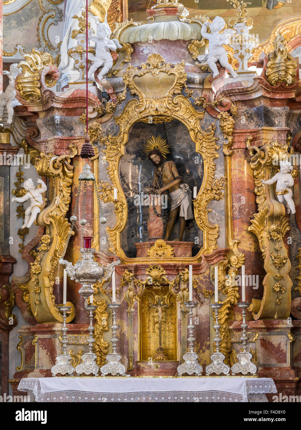 Statue des Heilands hinter dem Altar gegeißelt. Die Wallfahrt Kirche Wies oder die Wieskirche ist ein UNESCO-Weltkulturerbe in Bayern, Deutschland. (Großformatige Größen erhältlich) Stockfoto